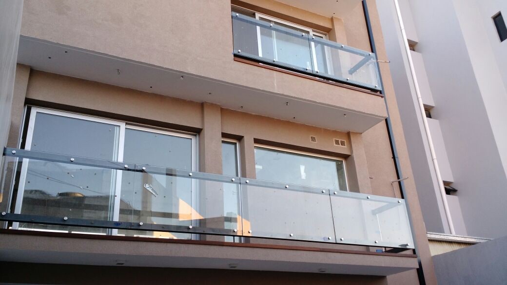 Balconeo vidriado en el frente de un edificio